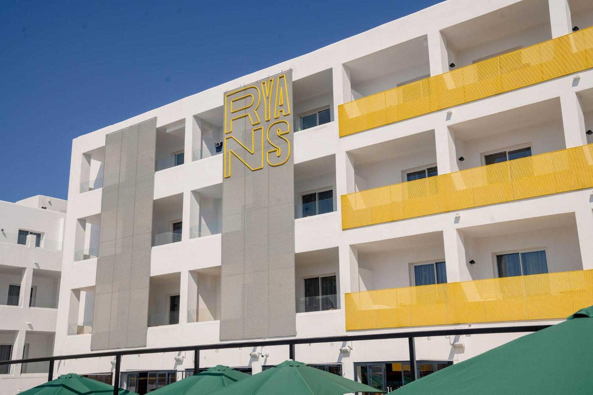Ryans Lolas - Adults Only Sant Antoni de Portmany Dış mekan fotoğraf